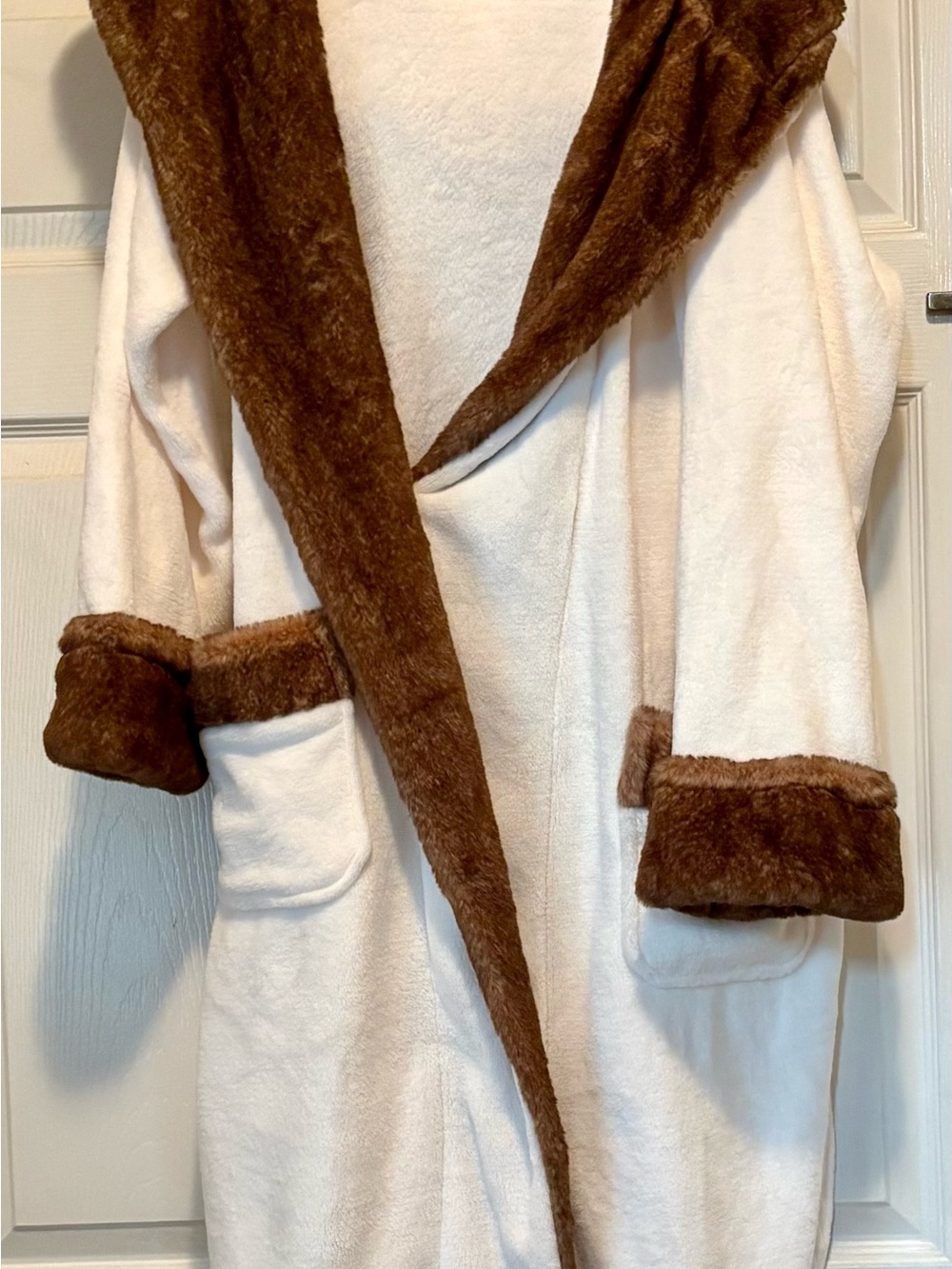 Plush Hooded Robe with Contrasting Brown Trim -Members Mark-Size S/M